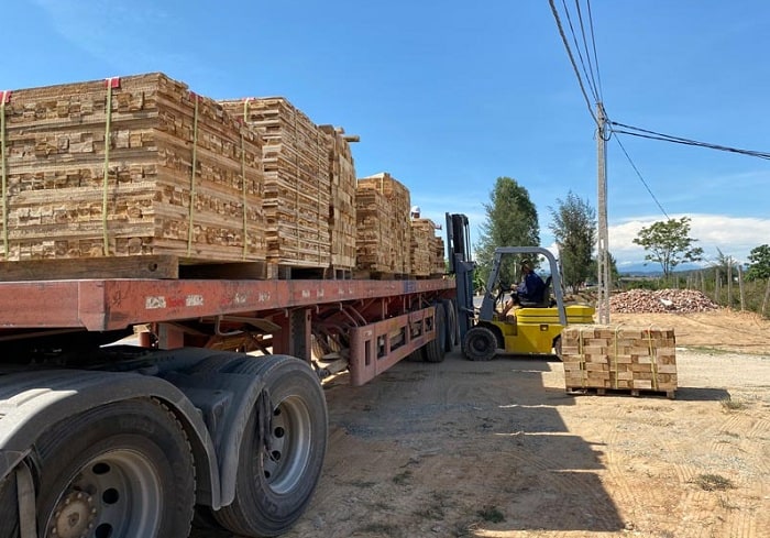 Đội xe chuyên nghiệp của Bình Phú thu gom ván gỗ tận nơi, nhanh chóng